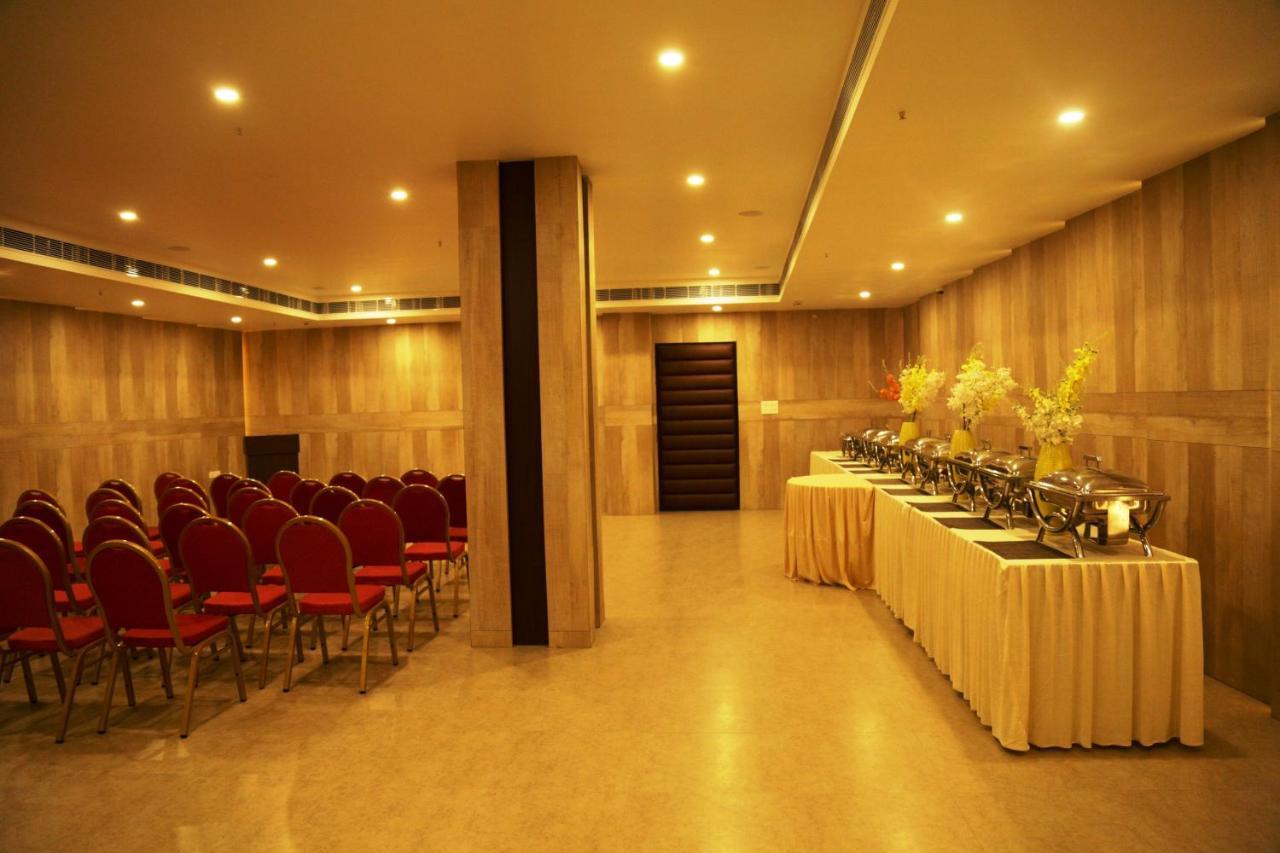 Hotel Prism - A Boutique Hotel Джорхат Экстерьер фото