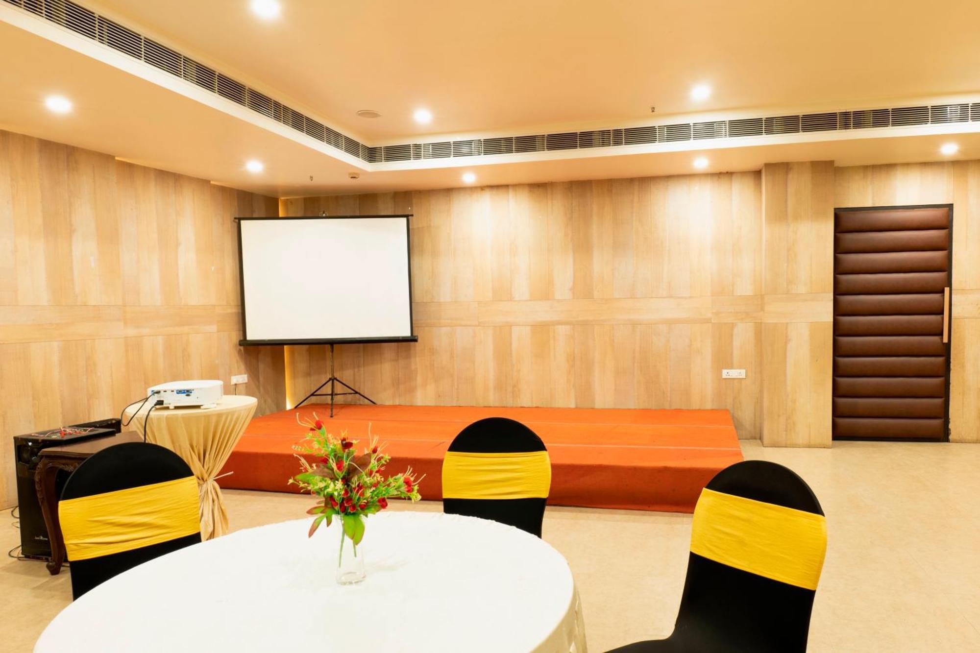 Hotel Prism - A Boutique Hotel Джорхат Экстерьер фото