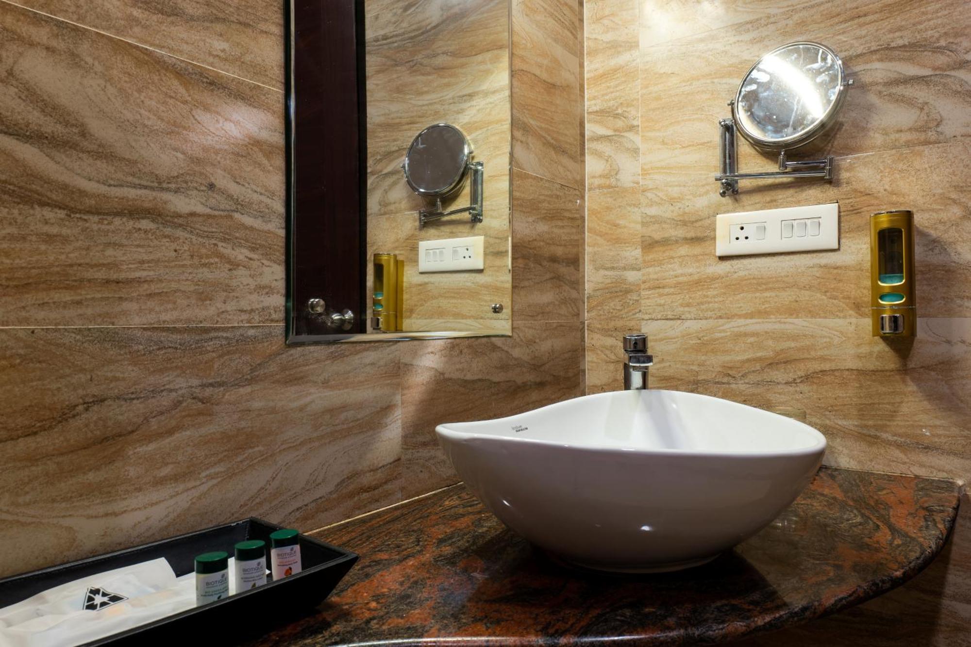 Hotel Prism - A Boutique Hotel Джорхат Экстерьер фото