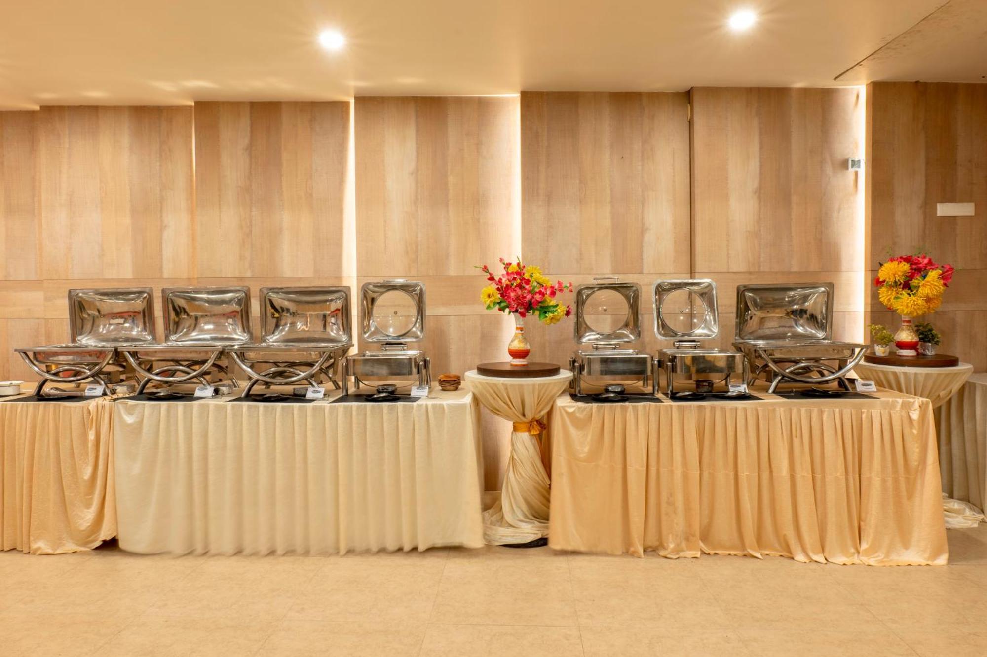 Hotel Prism - A Boutique Hotel Джорхат Экстерьер фото